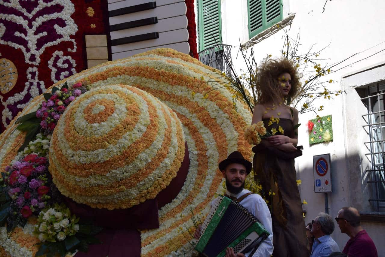 Maggiolata Lucignanese: in onore della primavera e dei fiori 9 Maggiolata Lucignanese il carro Ph. Stefano Panichi flickr