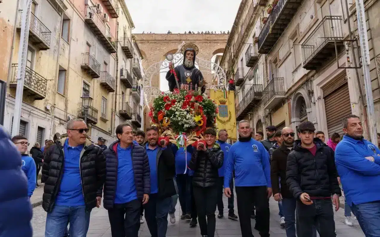 Festa patronale di San Francesco di Paola 1 San Francesco di Paola in processione a Corigliano_25_11zon