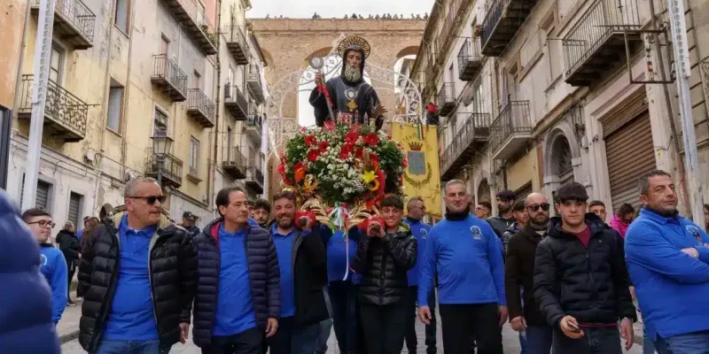 Festa patronale di San Francesco di Paola 1 San Francesco di Paola in processione a Corigliano_25_11zon