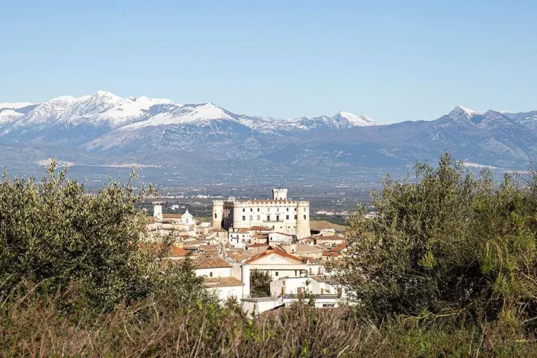 Castello ducale Corigliano e sfondo catena montuosa del Pollino