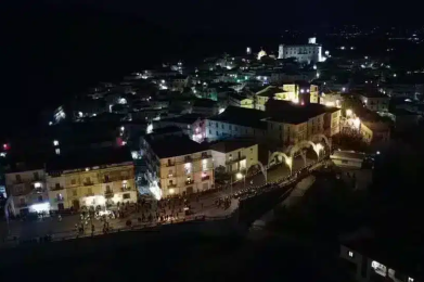 panorama notturno del borgo storico di Corigliano in festa_17_11zon