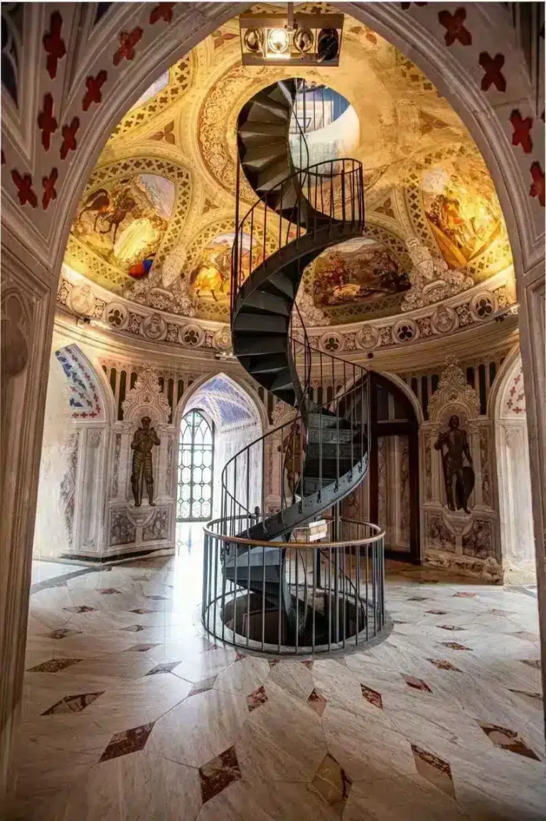 scala elicoidale nel Castello Ducale di Corigliano