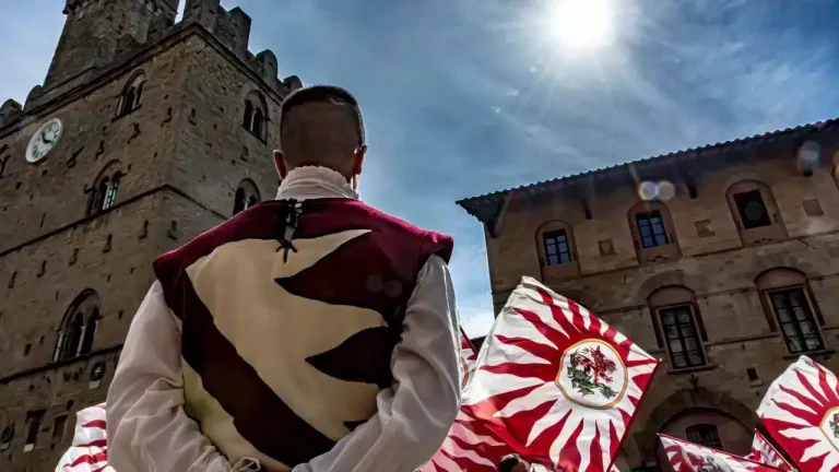 Astiludio Storico: Il Torneo di Sbandieratori a Volterra
