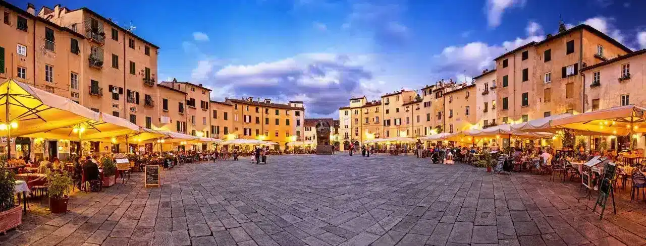 Piazza Anfiteatro di Lucca