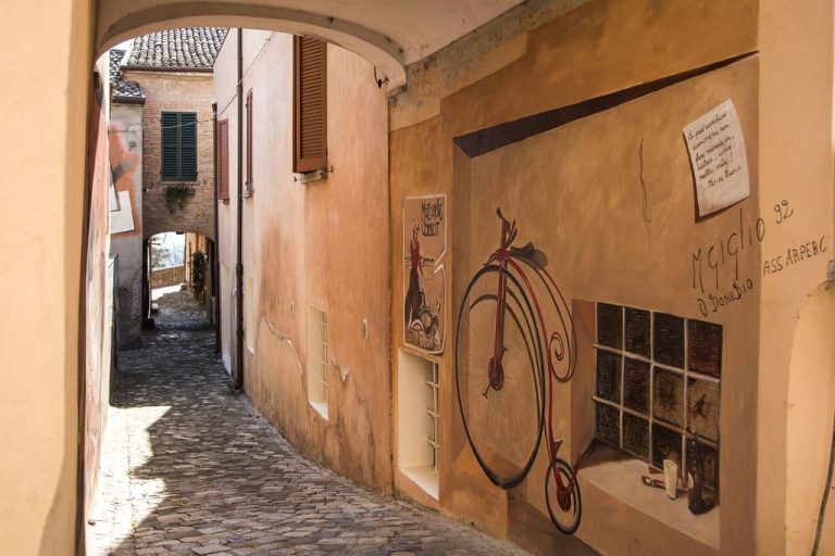 Saludecio, the village of painted inventions