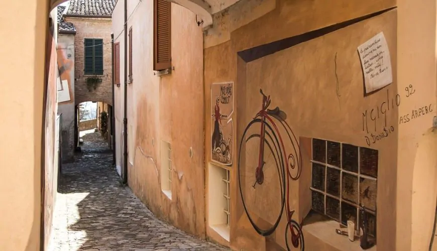 Saludecio, il borgo delle invenzioni dipinte