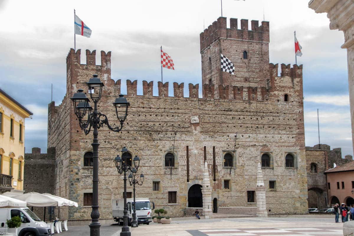 Castello Inferiore -lauradibi shutterstock