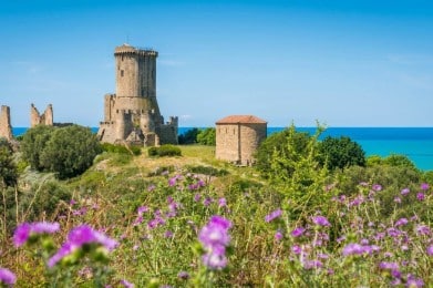 Rovine dell'antica città di Velia - Depositphotos