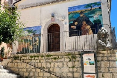 Scontrone con murales