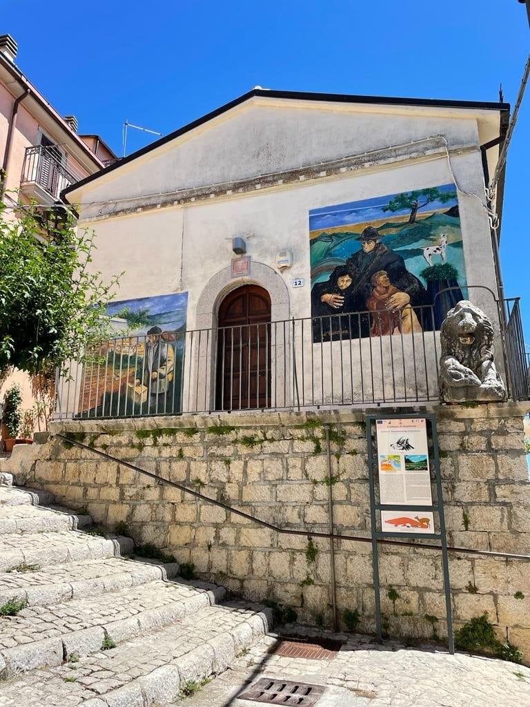Scontrone con murales