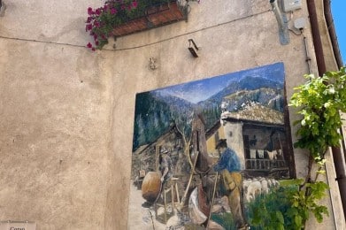 Scontrone - murales con edera