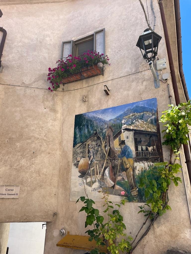 Scontrone - murales con edera