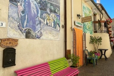 Scontrone - panchina colorata
