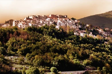 un borgo su una collina