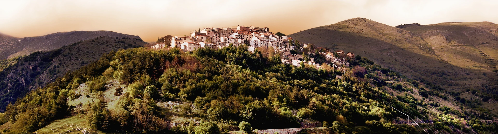 un borgo su una collina