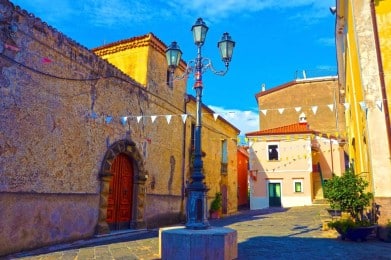 Vicoli del centro storico di Agropoli - Depositphotos