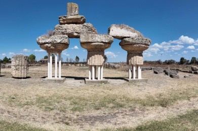 un gruppo di pilastri in un campo