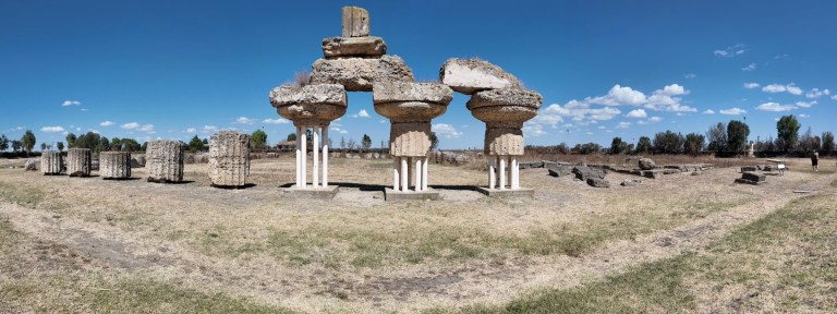 un gruppo di pilastri in un campo