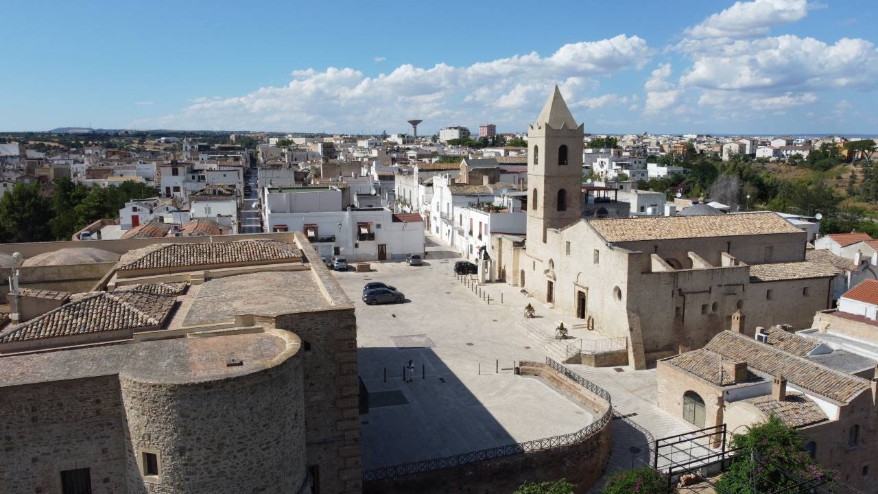 una città con una torre e degli edifici