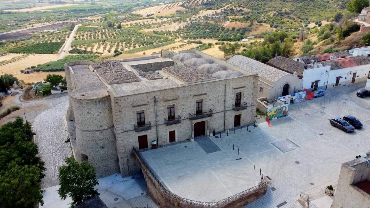 un edificio con un muro di pietra e un camminamento in pietra