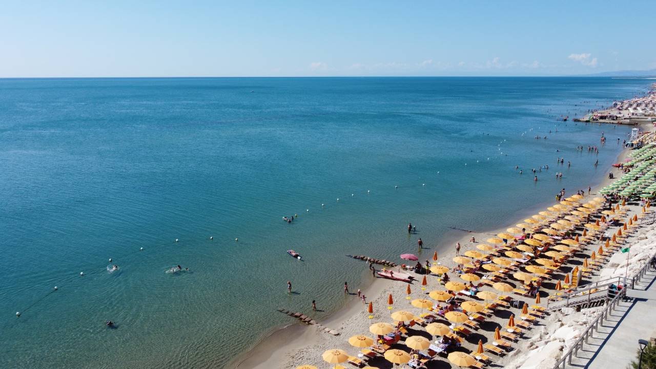 una spiaggia con ombrelloni e persone