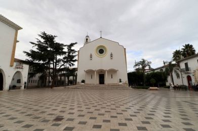 piazza con chiesa