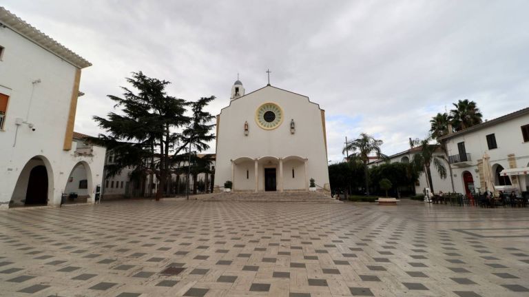 piazza con chiesa