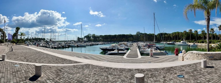 un gruppo di barche attraccate in un porto