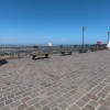 coppia di persone in piazza con vista mare
