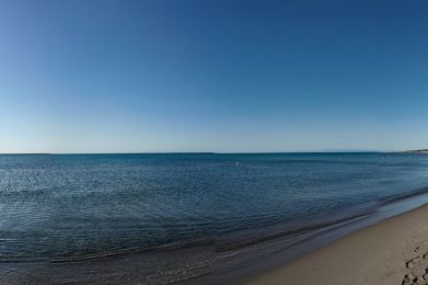 una spiaggia con uno specchio d'acqua
