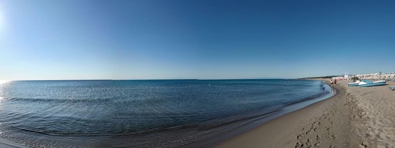una spiaggia con uno specchio d'acqua