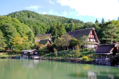 Shirakawa-go sul lago