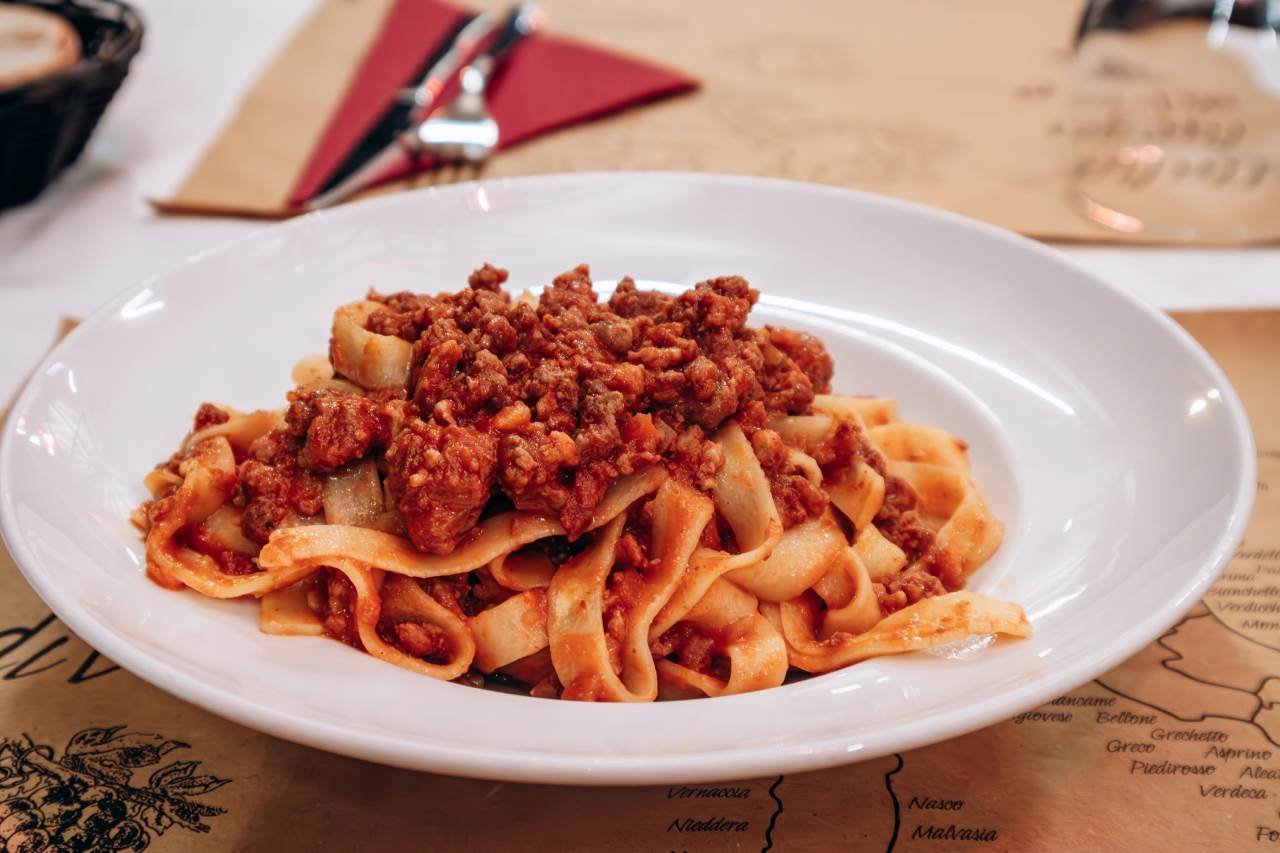 tagliatelle al ragu depositphotos