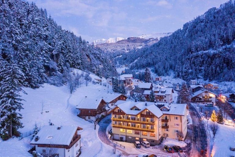Celebrazioni di Capodanno e atmosfera invernale nei borghi di montagna italiani