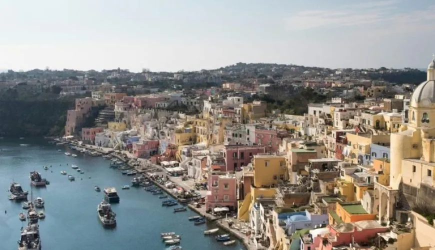Giro in barca a Procida: spiagge e borghi da ammirare nell’isola da Oscar