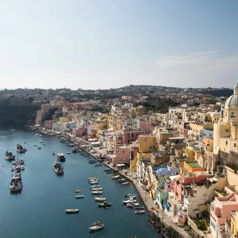 Giro in barca a Procida: spiagge e borghi da ammirare nell’isola da Oscar