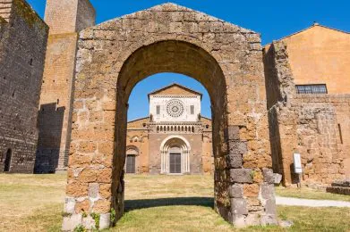 Tuscania,,Viterbo,,Italy:,Exterior,Of,San,Pietro,Church