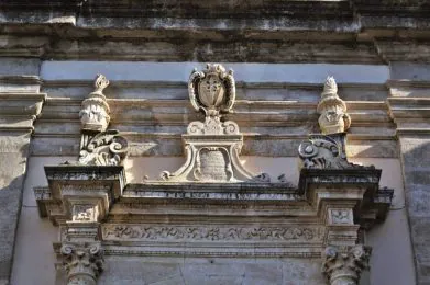 dettagli_ingresso_Basilica_Madonna_della_catena