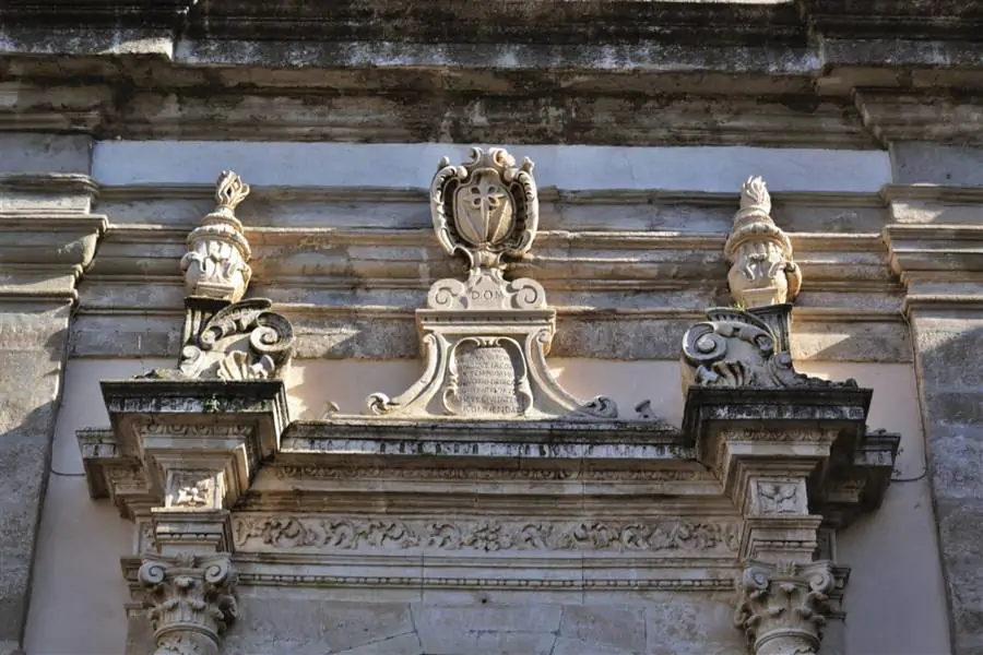dettagli_ingresso_Basilica_Madonna_della_catena
