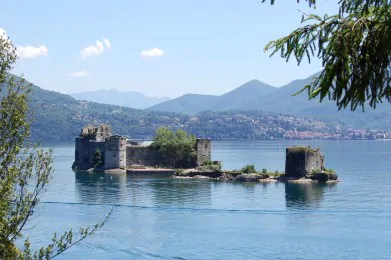 I Castelli di Cannero: fortezze fluttuanti per pirati pietrificati e velieri fantasma