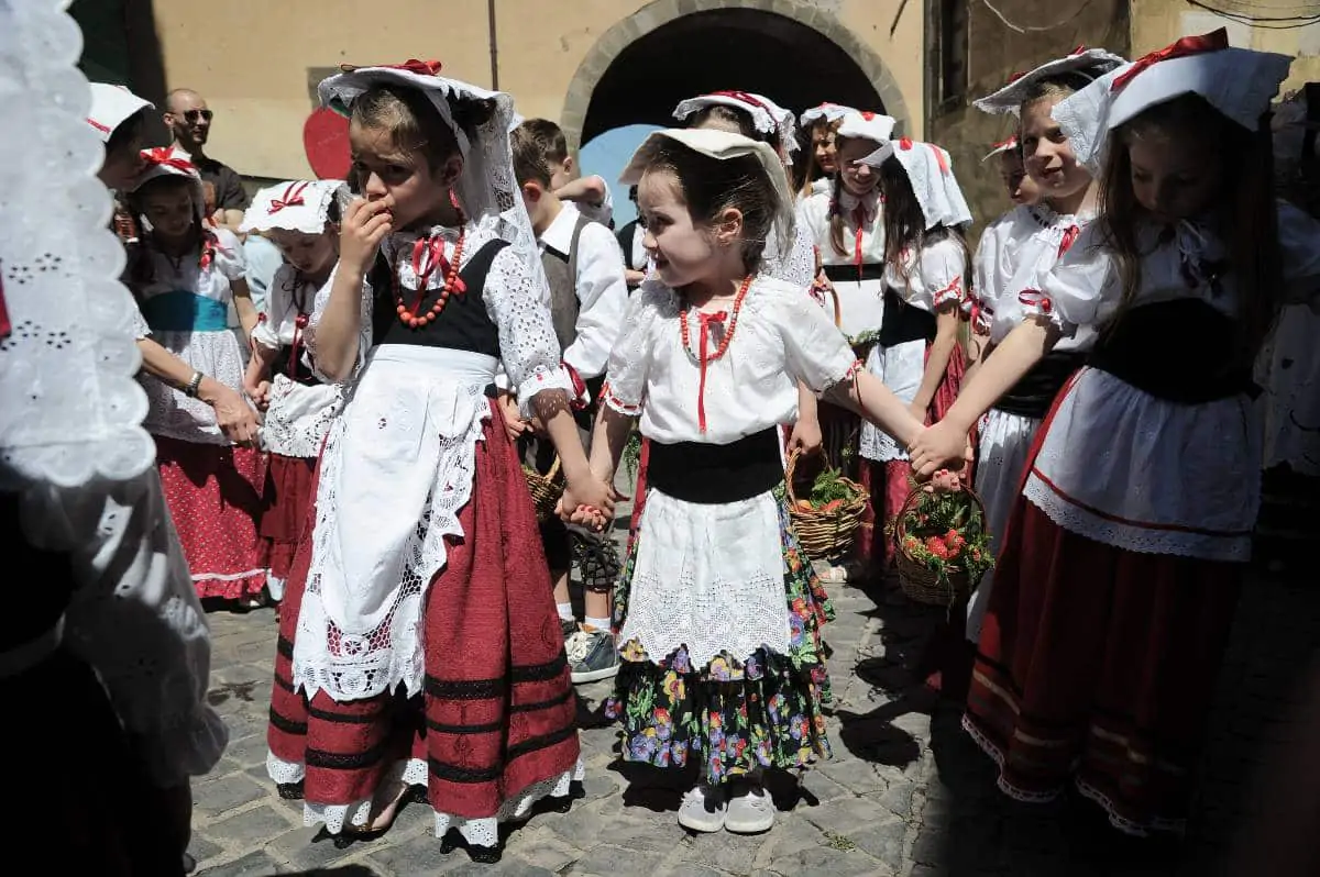 Primavera nel borgo delle fragole