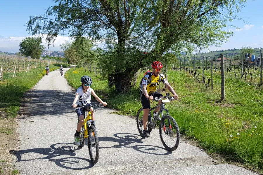 Scopri le Meraviglie delle Langhe del Moscato in E-bike: Un’Esperienza Indimenticabile