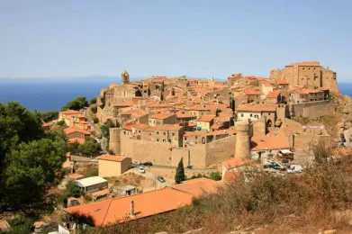Toscana: il borgo di Giglio Castello tra la vista straordinaria sull'arcipelago