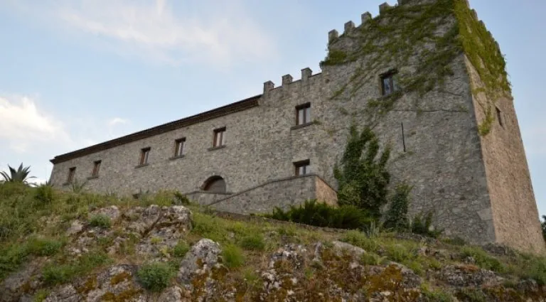 un edificio in pietra con un muro in pietra