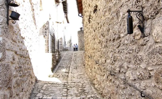 Scopri l’Abruzzo medioevale: il Castello di Rocca Calascio e Santo Stefano di Sessanio con pranzo tipico abruzzese.