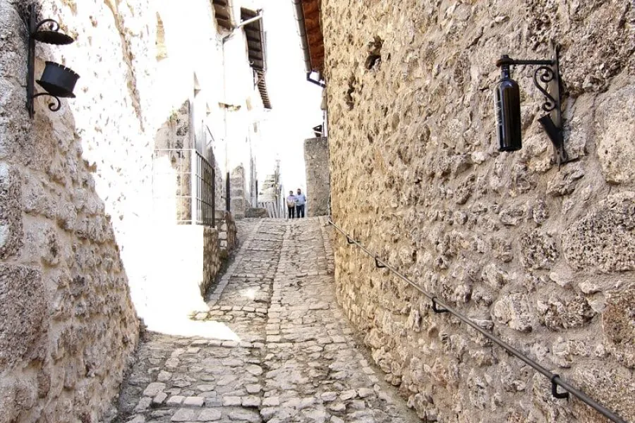 Scopri l’Abruzzo medioevale: il Castello di Rocca Calascio e Santo Stefano di Sessanio con pranzo tipico abruzzese.