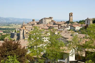 Un affascinante borgo medievale in Toscana tra battaglie storiche