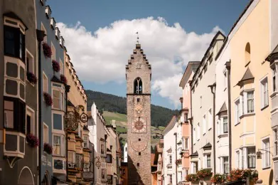 un'alta torre di pietra con un orologio in cima