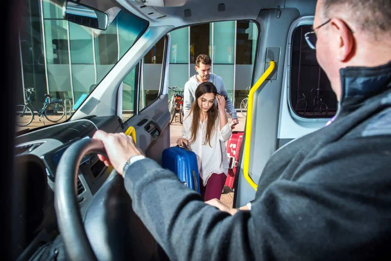 Scopri i servizi navetta aeroportuali: Collegamenti comodi e veloci per i tuoi viaggi
