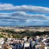un paesaggio con città e colline